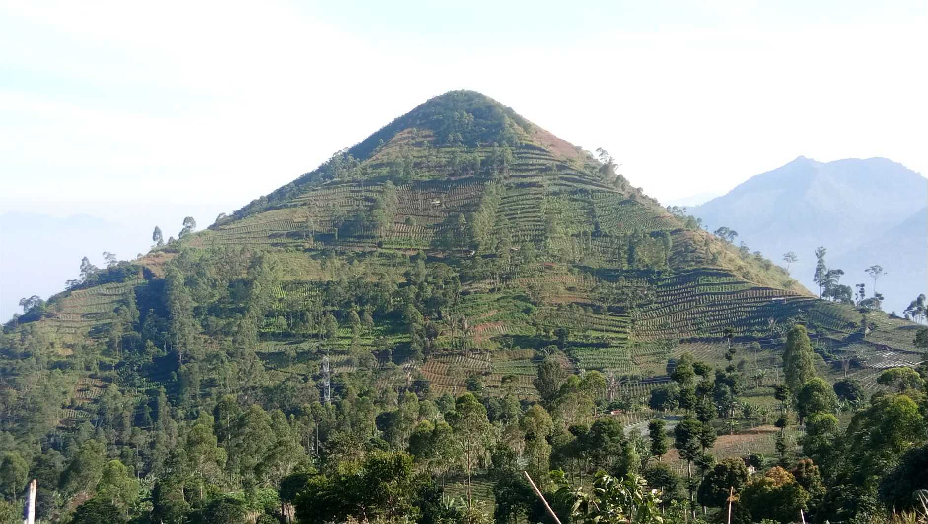 Gunung Sadahurip di Karangtengah Garut yang Pernah Viral Karena Mirip Piramida